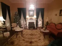 LA BELLE MAISON - Beautiful 1850 Historical home just across from Lions Park! Hotels in Jefferson