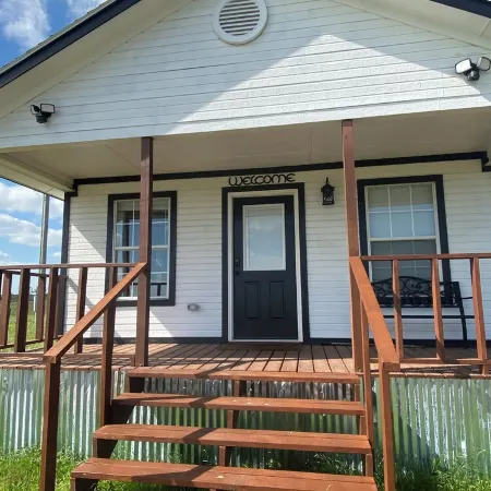 Tiny Farm home on 225 acres. 28 miles from Durant Casino & resort. Pet friendly!
