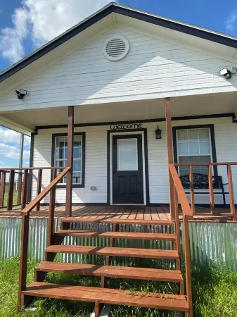 Tiny Farm home on 225 acres. 28 miles from Durant Casino & resort. Pet friendly!