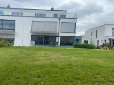 Moderne Ferienwohnung, Platz für 6 Gäste - 2 Schlaf-/ Wohn-/badezimmer, Terrasse Hoteles en Singen