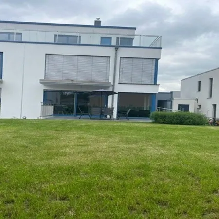 Moderne Ferienwohnung, Platz für 6 Gäste - 2 Schlaf-/ Wohn-/badezimmer, Terrasse Отели в г. Зинген