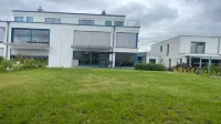 Moderne Ferienwohnung, Platz für 6 Gäste - 2 Schlaf-/ Wohn-/badezimmer, Terrasse