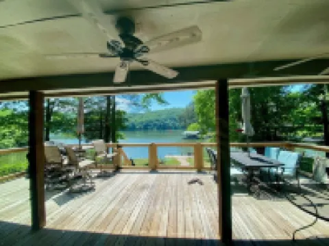 Lake Front Cottage w/Dock-Sleeps 10-1Story-Relax-Dog Friendly Hotels in Roane County