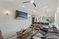 NEW!!! Modern cottage and perfect location!