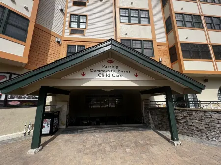 5 minute walk to lifts and Stratton Village! Cozy fireplace with a private patio Отели рядом с достопримечательностью «Stratton Mountain»