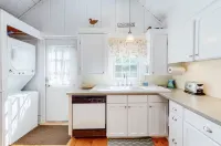 Charming Chatham Cottage