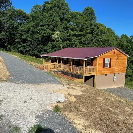 Cozy 2-bedroom cabin with WiFi, AC in delightful Rock. 2 minutes from trails.