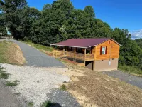 Cozy 2-bedroom cabin with WiFi, AC in delightful Rock. 2 minutes from trails.
