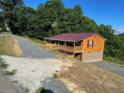 Cozy 2-bedroom cabin with WiFi, AC in delightful Rock. 2 minutes from trails.