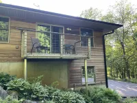 Secluded Mid-Century 10 minutes from Devils Lake State Park, Baraboo & skiing