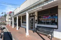The Westchester - A modern bungalow 9-minute walk to downtown Ball Ground