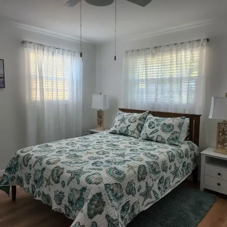 Cute coastal cottage close to beach and downtown nightlife.