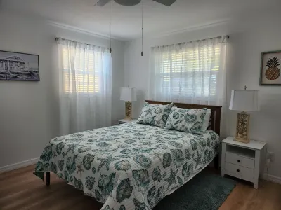 Cute coastal cottage close to beach and downtown nightlife.