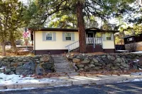 Hillside Cottage In The Pines With Great Views Addicted to Route 66附近的飯店