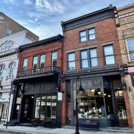 Creekside With Hot Tub, Gas Fireplace, Fishing, Minutes to Downtown and Omni Spa