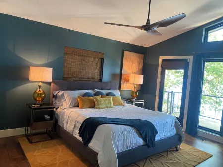 Unique home and 3 level bunkhouse.  Lake of the Ozarks. Accommodate 24 guests!