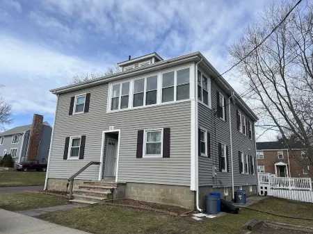 Lovely 3Br with free parking/King bed and patio-5 min from beach