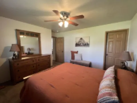 Cozy Cody cul-de-sac home! Sleeps 6.