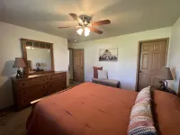Cozy Cody cul-de-sac home! Sleeps 6. Hotels near Ponderosa Campground