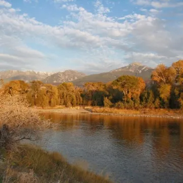 Beautiful Lodge on the Yellowstone River!