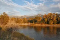 Beautiful Lodge on the Yellowstone River! Hotels in Pray