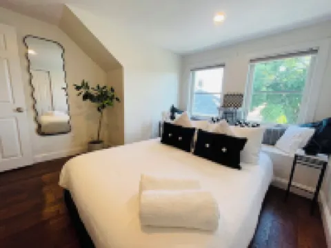 Funky and cozy home ! A little bit of everything for everyone. 阿靈頓酒店