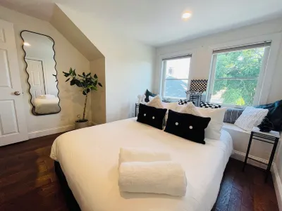 Funky and cozy home ! A little bit of everything for everyone. 리저뷰어 비치 주변 호텔