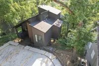 ABOVE THE TREES HOUSE CLOSE TO EVERYTHING BENTONVILLE PLUS HOT TUB