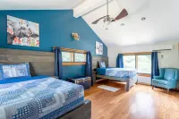 The Charming Cabin Hottub*Gym*Firepit (Pet-friendly)