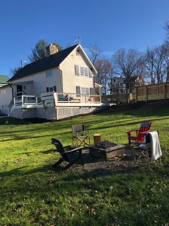 Stylishly restored 1800's historic home- heart of Virginia hunt & wine country! Отели в г. Фокир