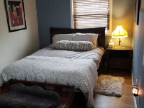 Charming completely updated cottage with water views of Croton Pond. Hotels in Croton Township