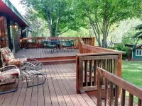 The Bennett Haus - Large Home Close to Downtown Hotel dekat Iron Mountain Hot Springs