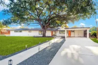New! Sleeps 16! Heated Pool, Outdoor Movie Theater, Game Room, Putting Green!
