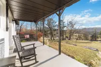 "Cumberland Shoreline Retreat" Waterfront Access, Fun, Hot Tub, Marinas