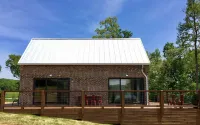New modern luxury mountain cottage Hotels in Putnam County