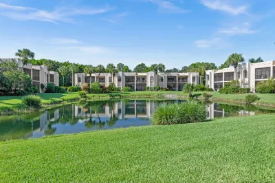 Lovely 2 Bedroom Condo with Pool & Tennis Courts