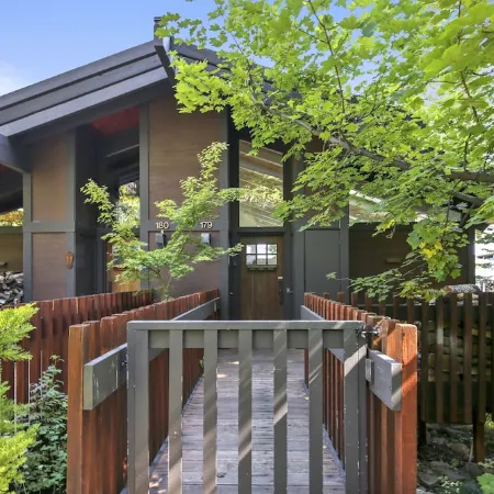 Luxury Re-modeled Lake Front, Stunning Views - Private beaches, piers, hiking