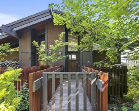 Luxury Re-modeled Lake Front, Stunning Views - Private beaches, piers, hiking Hotels in Dollar Point