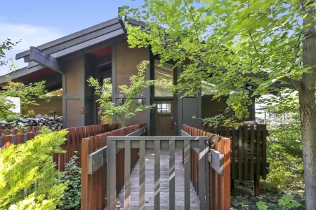 Luxury Re-modeled Lake Front, Stunning Views - Private beaches, piers, hiking