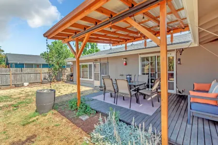 Eugene Retreat walk to Autzen & Pet-Friendly