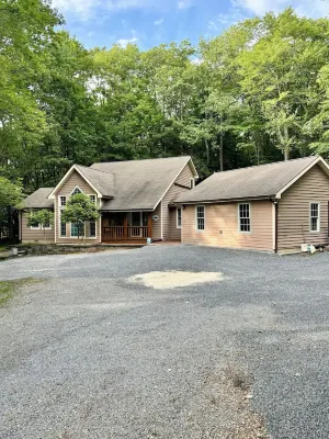 In the heart of Deep Creek Lake! - "Shamrock Inn"