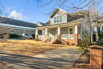 Luxury 4BR in Historic District, Walk to Downtown