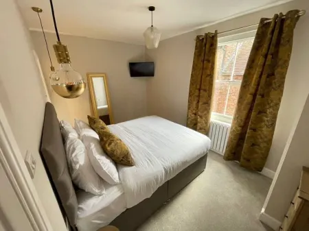 Georgian 3 bed house in historic town centre