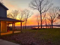WHISPERING WINDS!  Hot Tub and Pool.