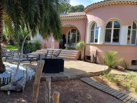 Villa Idéalement Située à Moins de 300 m de la Plage