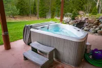♥ Riverfront Fishing Lodge w/ Hot Tub 5 Mins to Town♥