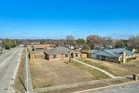 Luxury Modern Home w/Coffee bar and more. Sleeps 8 guests! Hotels in Lancaster