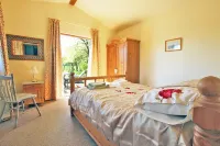 Countryside Cottage with Views Across Fields