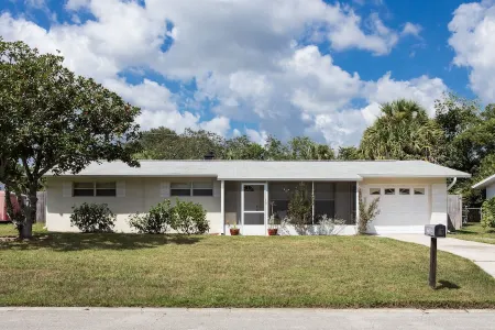 4 Bedroom Cozy Getaway Pool house in the Heart of Melbourne