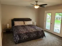 Executive Rental - 4 bed, 4 bath fully furnished home W/L2 EV Charging Station Các khách sạn gần Bellevue University Lozier Professional Center